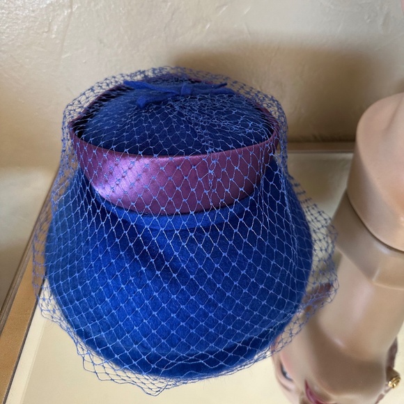 BEAUTIFUL ROYAL BLUE 1960S' FELT "BUCKET " HAT + PURPLE SATIN BAND + BLUE VEIL - Picture 8 of 11